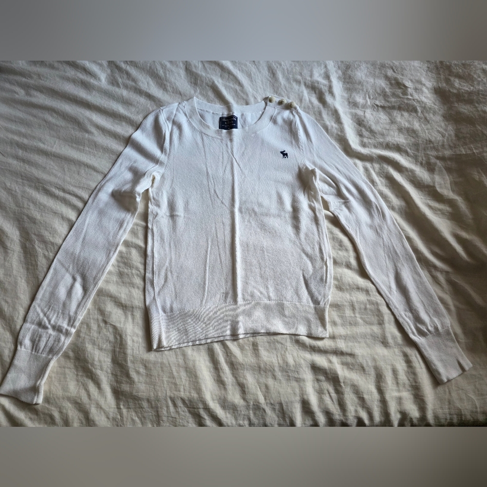 Abercrombie & Fitch Long Sleeve Sweater with Logo and buttons, XSmall, White